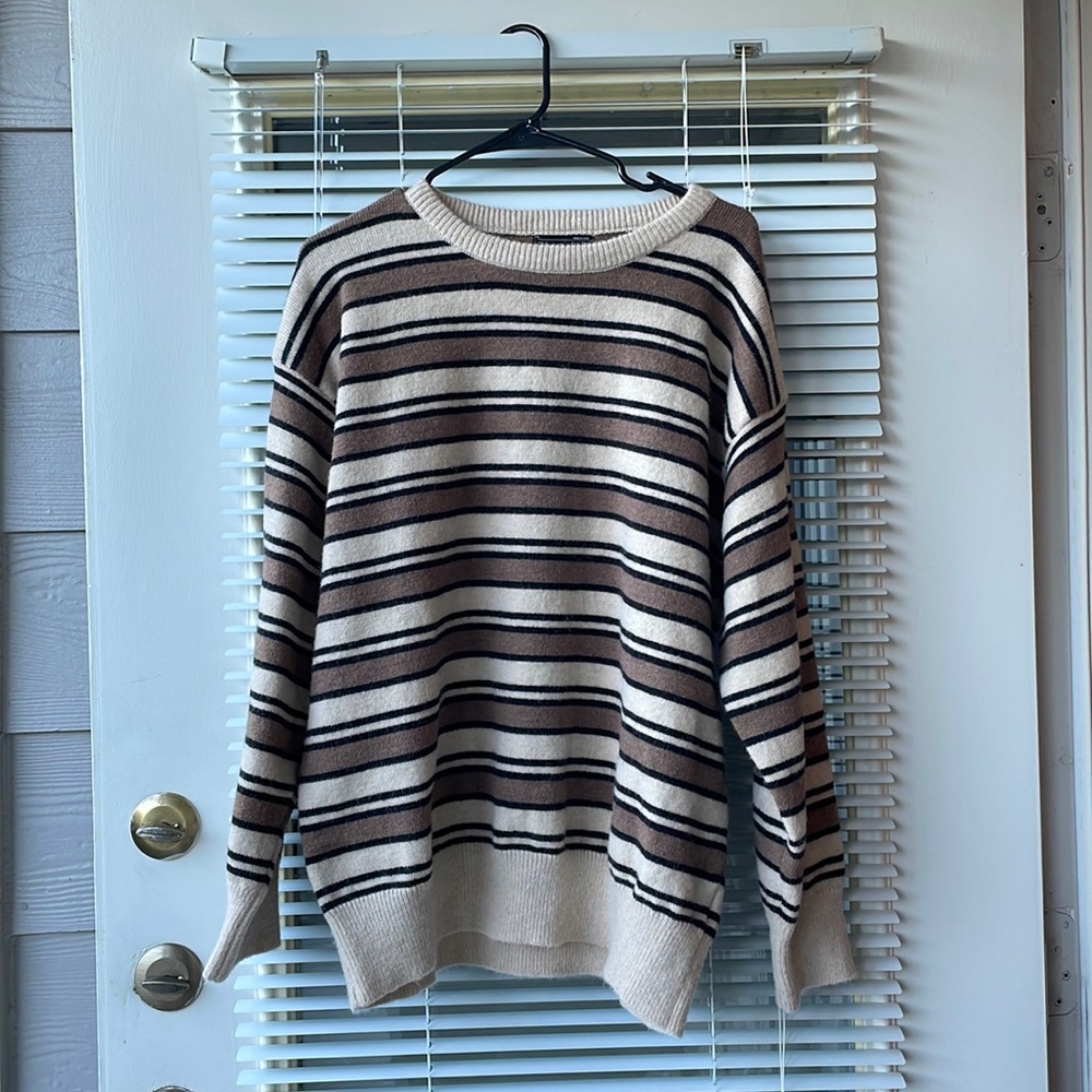 Very soft oversized sweater! Never been worn :)